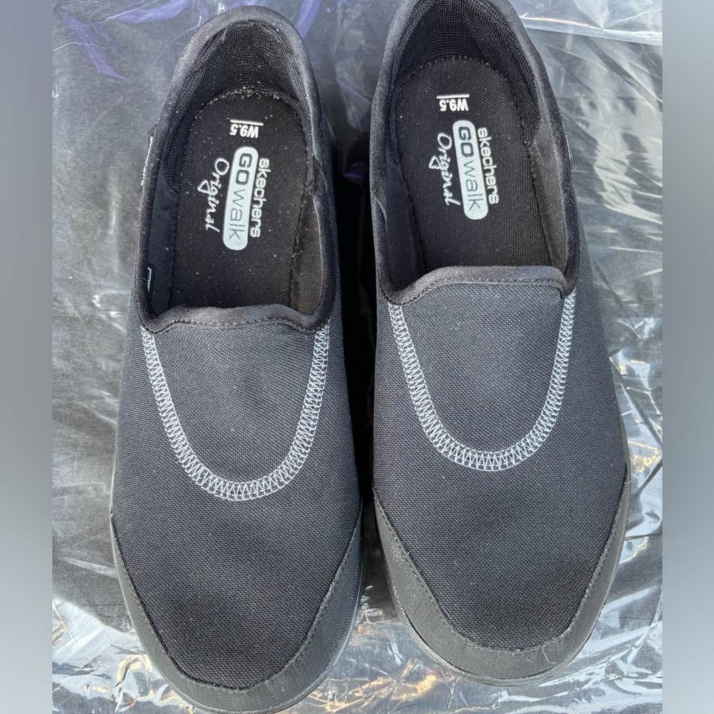 Skechers Black Slip-On Loafers Sz 9.5 NWOT